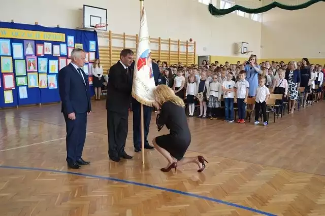 Przewodniczący Rady Gminy Stanisław Gapys wraz z wiceprzewodniczącymi przekazali sztandar na ręce dyrektora szkoły.