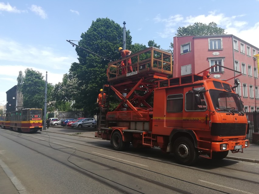 Naprawa zerwanej sieci trakcyjnej może potrwać kilka godzin.