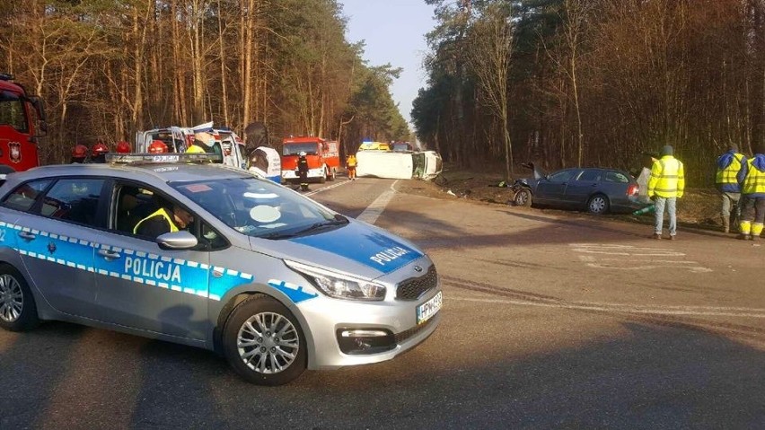 Korzeniste. Wypadek na DK 63 w pobliżu skrzyżowania z DW 648. Bus zderzył się z osobówką. Jedna osoba zginęła, droga była zablokowana