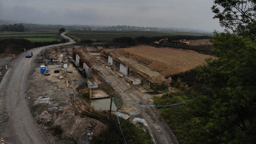 Kraków. Budowa S7. W Zesławicach powstaje wiadukt. Widać już część betonowej konstrukcji ZDJĘCIA