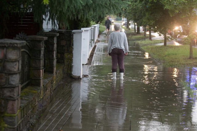 Burza z lipca 2021 roku zalała posesje znajdujące się przy ulicy Piłsudskiego w Słupsku
