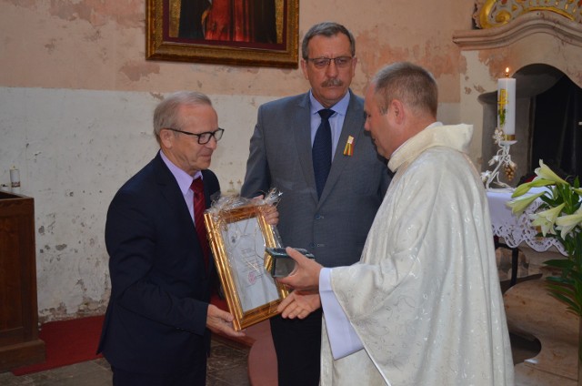 Samorządowcy z Miastka nie zostawili w potrzebie partnerskiej litewskiej gminy Tytuvenai i zdobyli dla nich relikwię św. Jana Pawła II.