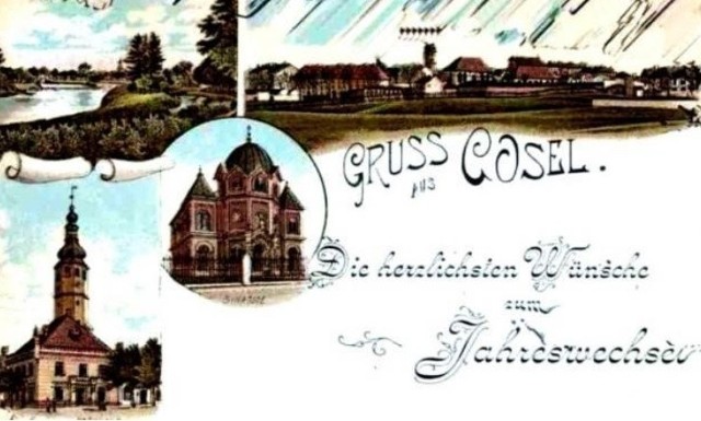 Karta z widokiem na ratuszową wieżę oraz starą synagogę. Napisano na niej „Pozdrowienia z Koźla”.