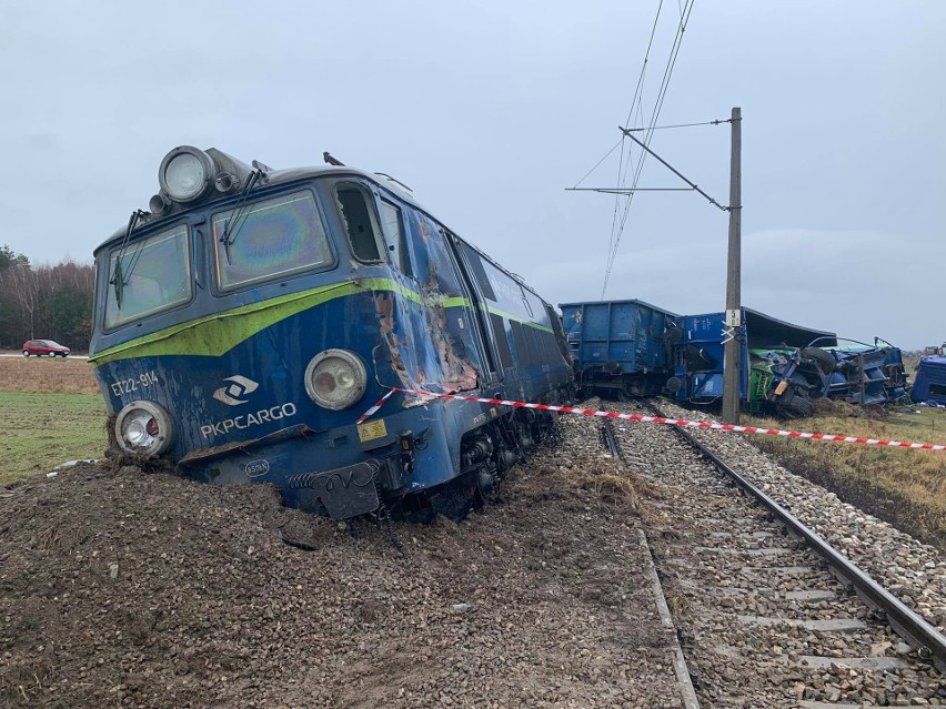 Śmiertelny wypadek na torach w Gołuchowie. Zderzenie pociągu i tira. Kierowca samochodu nie przeżył. Kilka wagonów wykolejonych. Zdjęcia