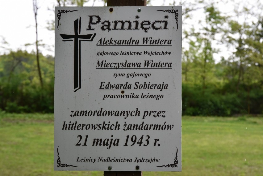 W osadzie Wojciechów, gmina Sędziszów oddano cześć bohaterom II wojny światowej. Stracili życie niosąc schronienie partyzantom