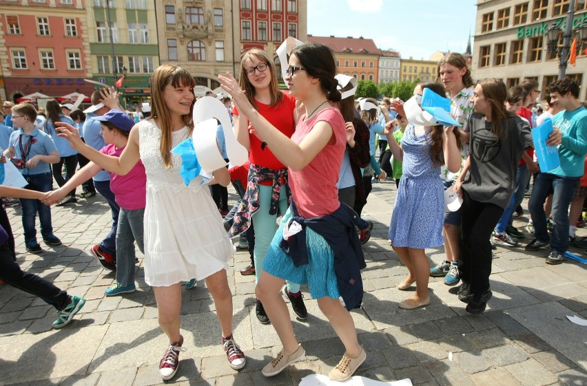 Wielki napis "POKÓJ" na płycie wrocławskiego Rynku. Zobacz, czy jesteś na zdjęciach (FOTO, FILM)