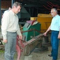 Leszek Żółtkowski (po lewej) wie, że inspektor Romuald Lulkiewicz ma rację, wytykając poważne usterki w sprzęcie rolniczym