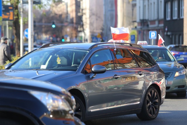 Taksówkarze złożyli petycję w Urzędzie Wojewódzkim. Domagają się pomocy w czasie COVID-19; Zobacz kolejne zdjęcia. Przesuwaj zdjęcia w prawo - naciśnij strzałkę lub przycisk NASTĘPNE