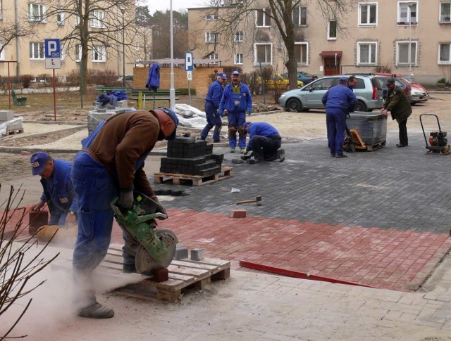 Wznowione prace przy układaniu nawierzchni parkingu na podwórku bloku przy ulicy Popiełuszki.