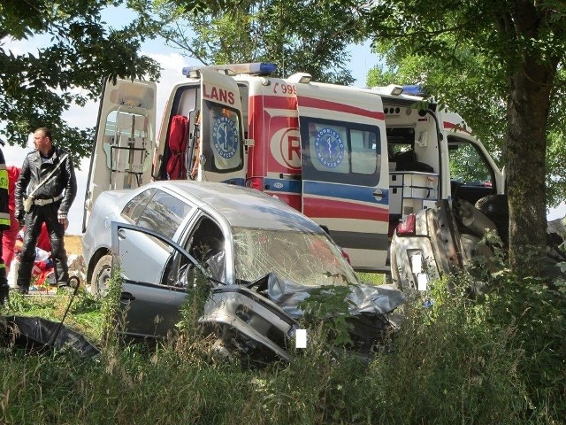 15 sierpnia.  Wypadek w Kamiennej Górze wstrząsnął mieszkańcami naszego regionu. Na miejscu zginęły dwie kobiety, w szpitalu zmarł kierowca volvo.