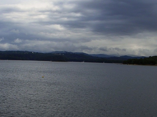 Widok z zapory na Jezioro Solińskie.