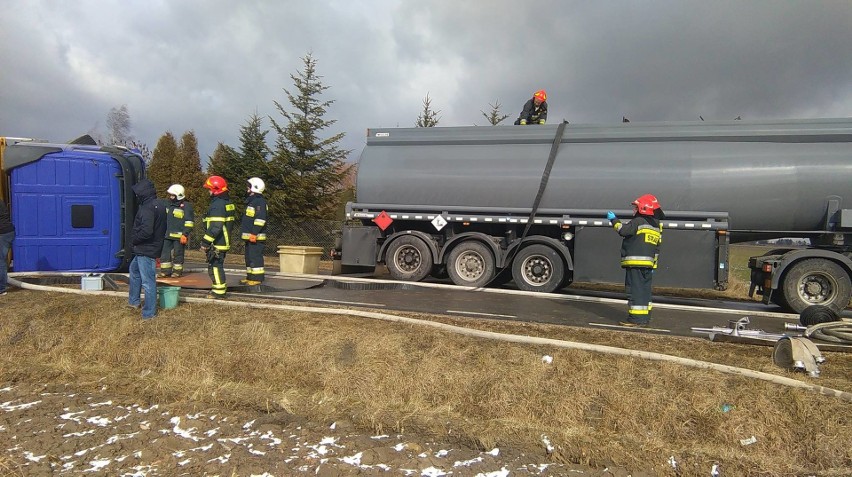 Wypadek cysterny z olejem napędowym na drodze 733 w Grabinie...