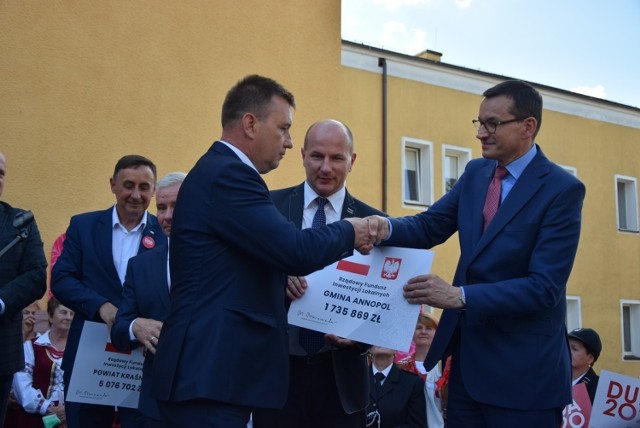 W czasie prezydenckiej kampanii wyborczej premier Mateusz Morawiecki wręczył dziesiątki takich czeków. Na zdjęciu - z samorządowcami w Kraśniku