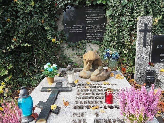 Grób Katarzyny Kobro i jej córki Niki [/b]znajduje się w części prawosławnej cmentarza na Dołach w Łodzi. Nawałnica, która przeszła przez miasto w połowie lipca uszkodziła grób. Korzenie drzewa, które stało koło nagrobka, naruszyły jego konstrukcje
