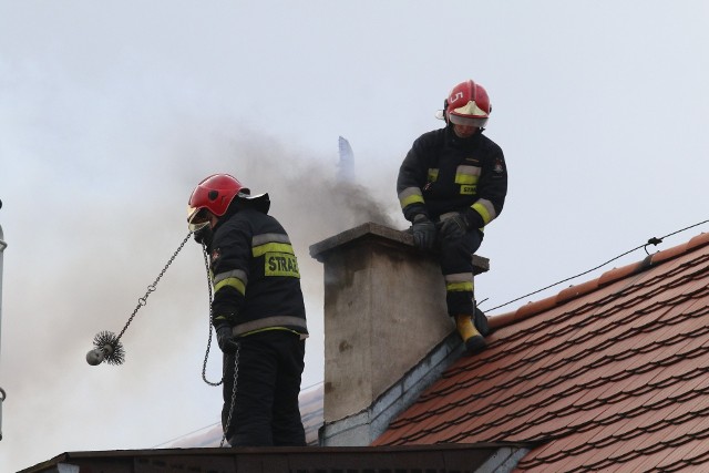 Do pożaru sadzy w kominie 13 lutego 2023 r. doszło w domu jednorodzinnym w miejscowości Berlinek (gm. Jeziora Wielkie, powiat mogileński). Lokatorom strażacy musieli podać tlen, dwie osoby przewieziono do szpitala