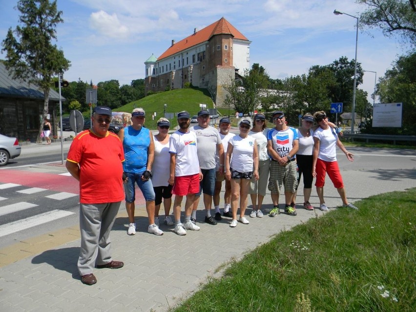 100 kilometrów na 100-lecie - seniorzy z Tarnobrzega na trasie rajdu niepodległości