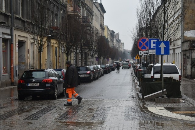 Zarząd Inwestycji Miejskich w Łodzi zapowiedział, ile miejsc parkingowych zlikwiduje w trakcie zaplanowanych lub realizowanych w Łodzi inwestycji drogowych - 175. O takie dane – na oficjalny wniosek o udzielenie informacji publicznej – wystąpiła społeczność LDZ Zmotoryzowani Łodzianie, która konsekwentnie oręduje o nieutrudnianie i tak niełatwego już życia łódzkim kierowcom. Odpowiedzi udzieliła dyrektor ZIM, Agnieszka Kowalewska-Wójcik.Najbardziej złupioną z tablic „P” nie będzie żadna z ulic łódzkiego Śródmieścia, ale ul. Zarzewska. Jej mieszkańcy i bywalcy w efekcie prowadzonego tam właśnie remontu stracą około 60 miejsc parkingowych na odcinku od ul. Praskiej do ul. Rzgowskiej. Reszta listy to już straty w centrum. Na ul. Wschodniej –  na odcinku od ul. Jaracza do ul. Północnej –  ubędzie ponad 40 miejsc parkingowych. KLIKNIJ NA KOLEJNE SLAJDY