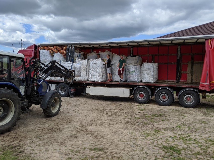 Akcji "Nakręć się na pomaganie" ciąg dalszy. Dzielnicowy z Białej Piskiej wysłał 9 ton nakrętek do firmy recyklingowej (zdjęcia)