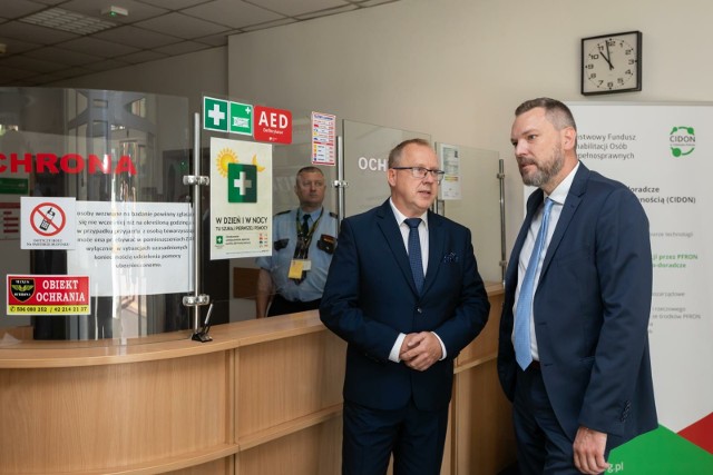 Bez względu na formę zatrudnienia, każdy, kto płacił składki do Zakładu Ubezpieczeń Społecznych (ZUS) i nie przeszedł jeszcze na emeryturę, przekazuje swoim najbliższym prawo do zgromadzonych środków w ramach Otwartego Funduszu Emerytalnego (OFE). Warto zorientować się, jak odzyskać te środki oraz dla kogo przewidziana jest średnia wypłata w wysokości 30 tys. złotych. Zobacz dalej! >>>