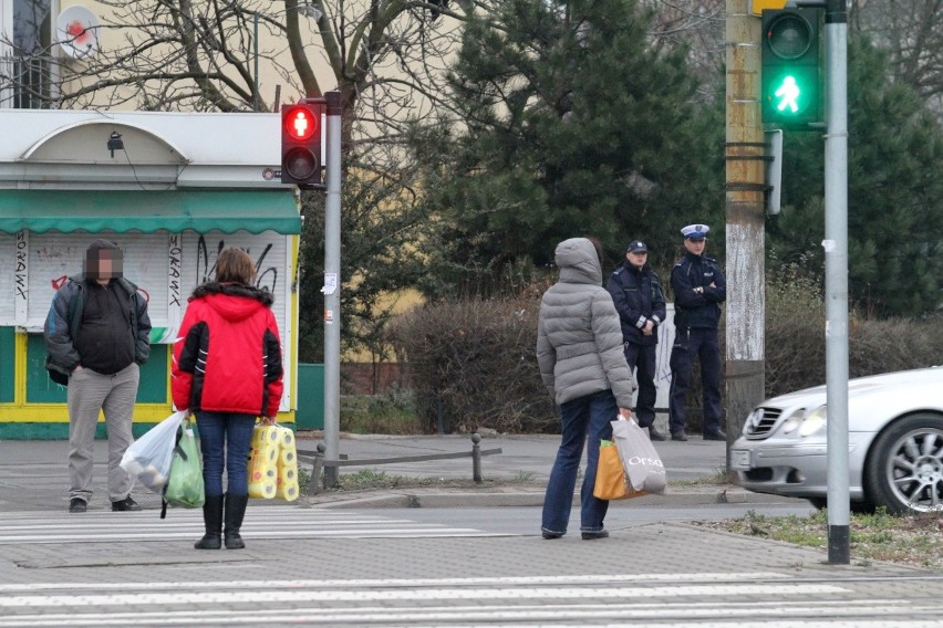 Wrocław - piesi przechodzą na czerwonym świetle przy CH...