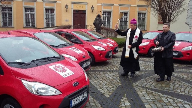 Arcybiskup Józef Kupny poświęcił nowe pojazdy wrocławskiej Caritas