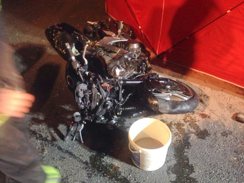 W wypadku w Mirocinie zginął motocyklista. Zdjęcia z miejsca...