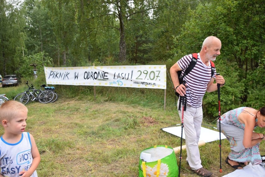 Przez cały czas przyjeżdżają na piknik przy starej...