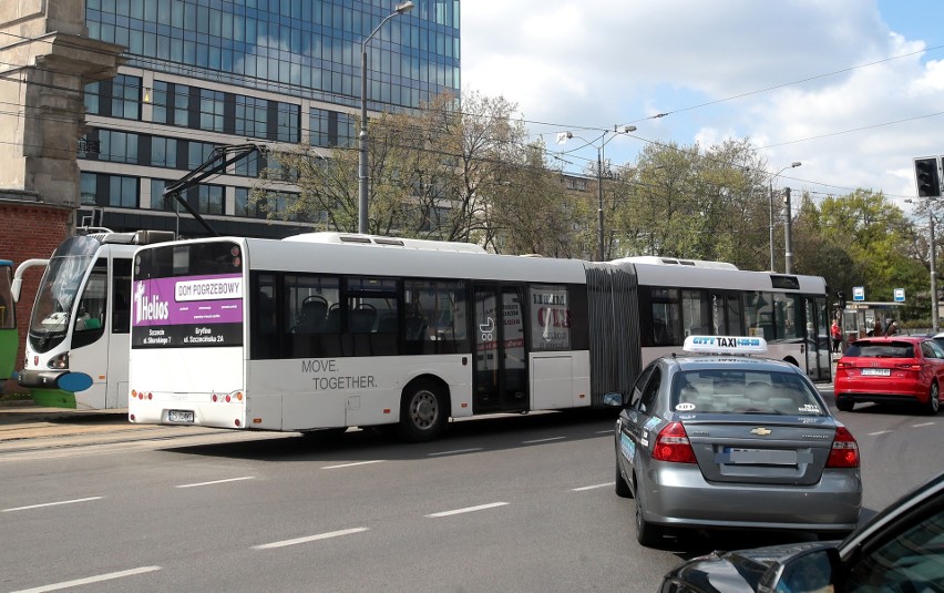 Autobusy szczecińskiej komunikacji miejskiej miały wjeżdżać na przystanki tramwajowe, a stoją w korkach. Czy to się zmieni?