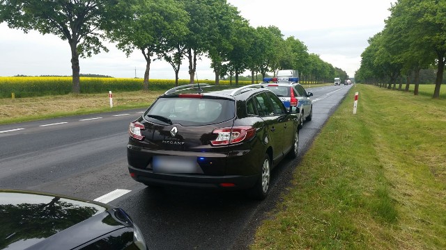 (jac)We wtorek, 17 maja, około godz. 18:00 na drodze K-92 policjanci z sulęcińskiej drogówki w nieoznakowanym radiowozie zauważyli renault, którego kierowca przejechał przez miejscowość Boczów z nadmierną prędkością. Mężczyzna nie zatrzymał się też do kontroli.Policjanci pojechali za nim. Kierujący renault zatrzymał się dopiero, gdy został zmuszony do zjazdu na pobocze. 27-letni mężczyzna nie miał wymaganych dokumentów samochodu. Po sprawdzeniu bazy danych okazało się, że auto zostało skradzione dzień wcześniej w Niemczech. Kierowca tłumaczył się, że nic nie wie o żadnej kradzieży. Policjanci nie uwierzyli mu i zatrzymali 27-latka. Mężczyzna trafił do policyjnego aresztu, a renault na policyjny parking. 27-latek usłyszał zarzut paserstwa, grozi mu do 5 lat więzienia. Auto zostało odzyskane podczas międzynarodowych działań pn. "TRASA E-30". Policjanci wraz z innymi służbami patrolowali trasę E-30 biegnąca przez Holandię, Niemcy i Polskę. Celem tego przedsięwzięcia jest poprawa bezpieczeństwa na drogach, poprzez eliminowanie niebezpiecznych zachowań, przestrzeganie przepisów, a także kontrola stanu technicznego pojazdów poruszających się po tej trasie. Przeczytaj też:  Akcja jak z filmu. Kierowca bmw prawie rozjechał policjanta. Padły strzały [ZDJĘCIA] 