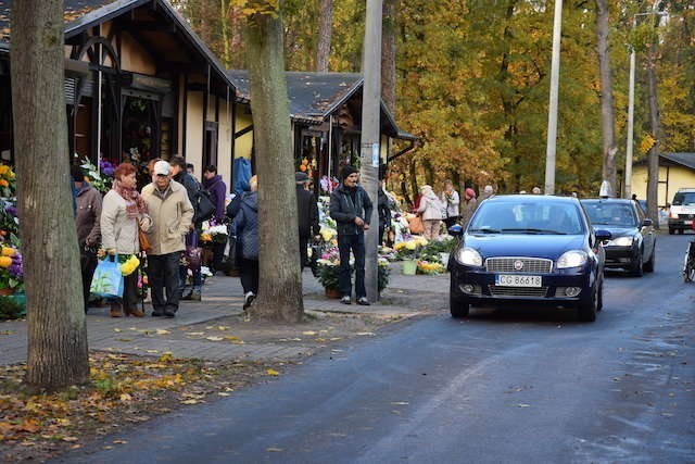 Ulica Cmentarna już dzisiaj wieczorem będzie niedostępna dla ruchu kołowego (z małymi wyjątkami). Auta będą mogły wjechać tu po Wszystkich Świętych