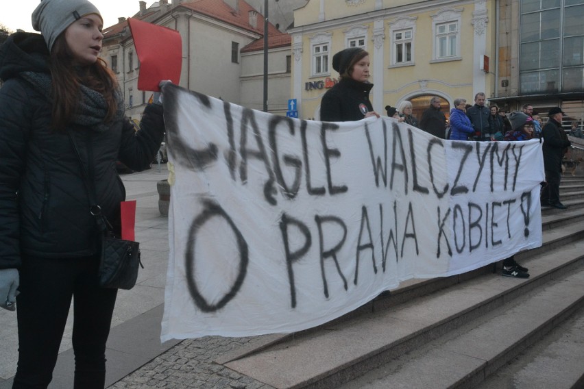 Czarny Protest w Bielsku-Białej. Czerwona kartka dla rządzących ZDJĘCIA