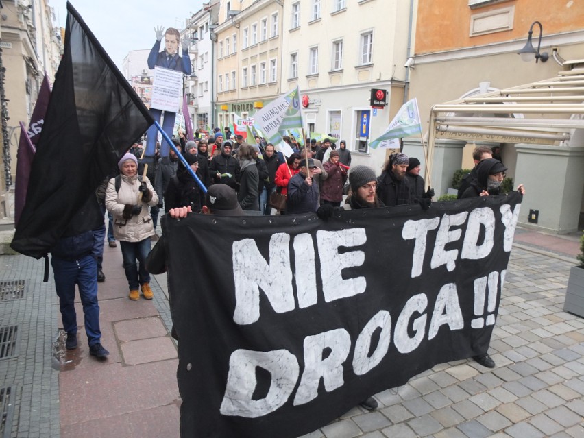 Przeciwnicy większego Opola protestowali w centrum miasta.