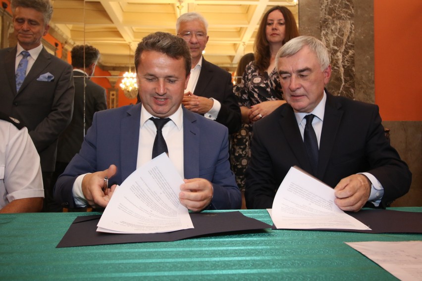 Burmistrz Staszowa Leszek Kopeć podpisuje umowę z...