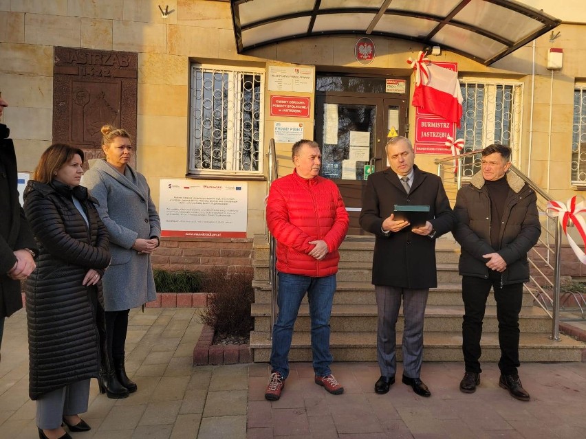 Pracownicy i mieszkańcy Jastrzębia świętowali odzyskanie praw miejskich. Była mała uroczystość przed urzędem. Zobaczcie zdjęcia