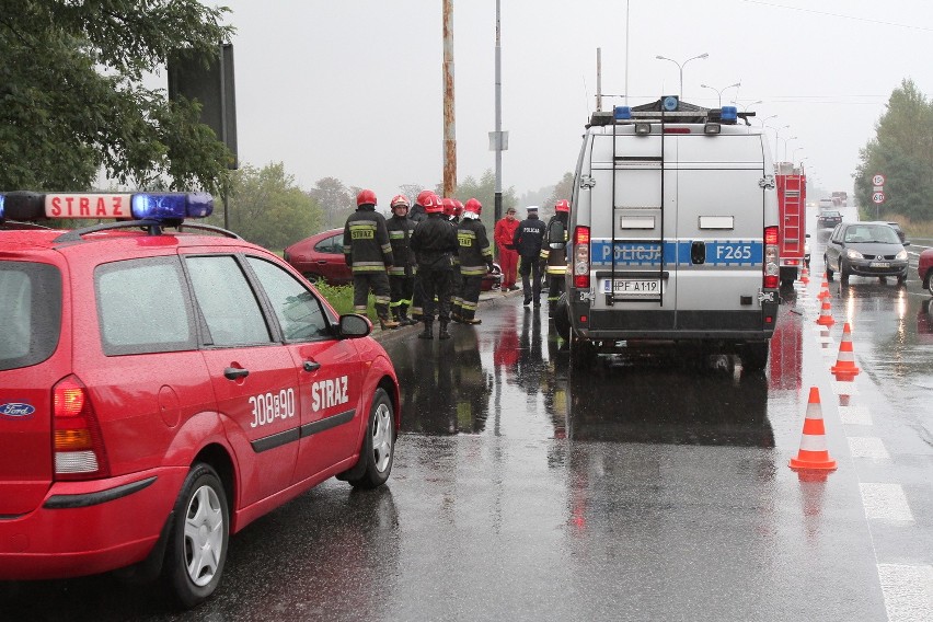 Wypadek na Pomorskiej. Zderzenie renault z oplem [ZDJĘCIA]