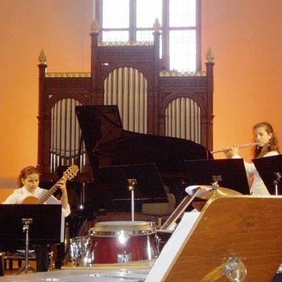 Joanna Zawiślak (z lewej) i Maja Jasińska (flet) podczas koncertu we Frankfurcie nad Odrą