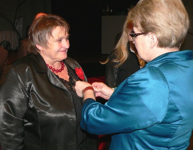 Henryka Komasara, wiceprzewodnicząca Rady Gminy w Pacanowie, otrzymała Srebrny Krzyż Zasługi z rąk wojewody Bożentyny Pałki-Koruby.