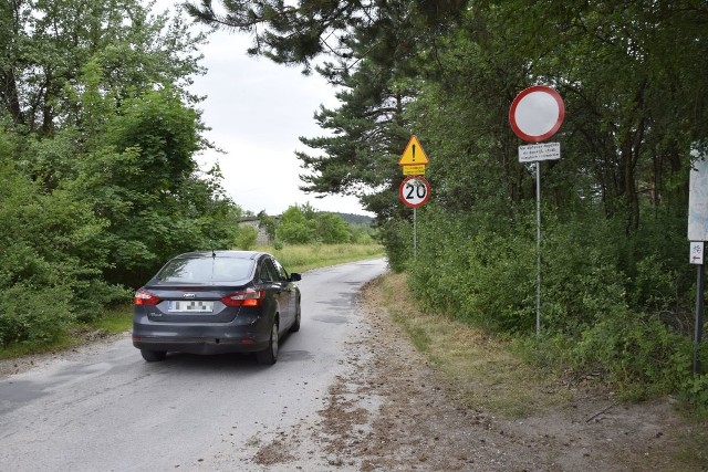 Mimo że ulice Grabinów i Białogońską zamknięto na chwilę, ta chwila się przedłuża. Znaki „zakaz ruchu” stoją tam od marca.