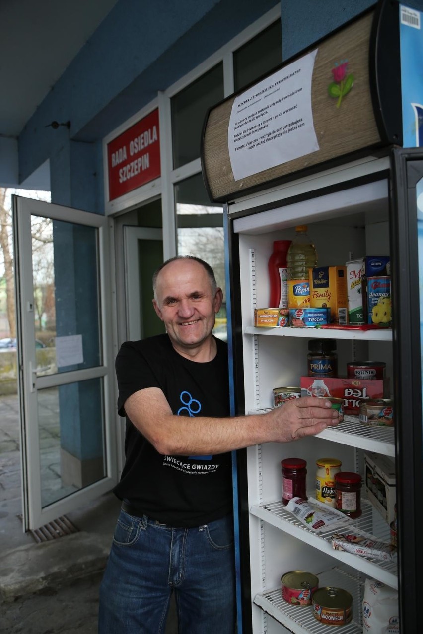 Jan Piotek przy pierwszej społecznej lodówce na Szczepinie.