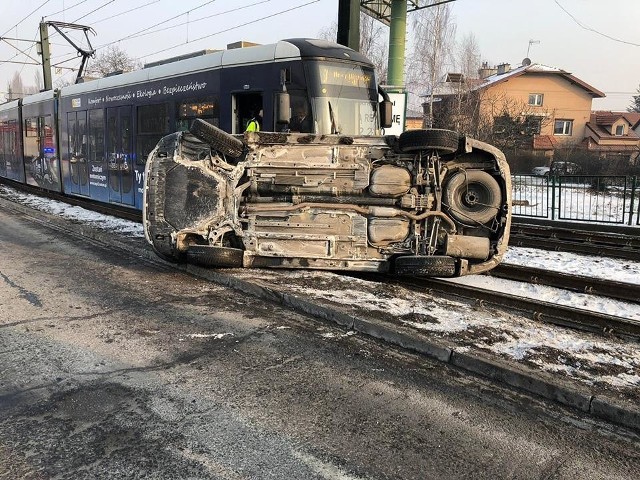 Poranna kolizja samochodu osobowego z tramwajem na skrzyżowaniu ulicy Nowosądeckiej i ulicy Wielickiej.