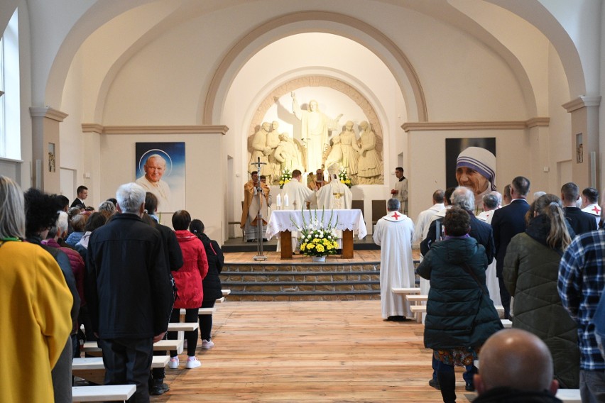 Uroczyste poświęcenie kaplicy w Domu świętego Jana Pawła II w Pietraszkach. Mszy świętej przewodniczył biskup Jan Piotrowski