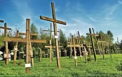 Trzysta trzy krzyże ze Żwirowiska, spod murów Auschwitz, trafiły na łąkę obok klasztoru Franciszkanów w Harmężach po widowiskowej akcji żołnierzy Jednostek Nadwiślańskich, w tym saperów - bo teren był, jak grozili "obrońcy krzyży", zaminowany. Działo się to ponad jedenaście lat temu, 28 maja 1999 roku. Fot. ZBIGNIEW BARTUŚ