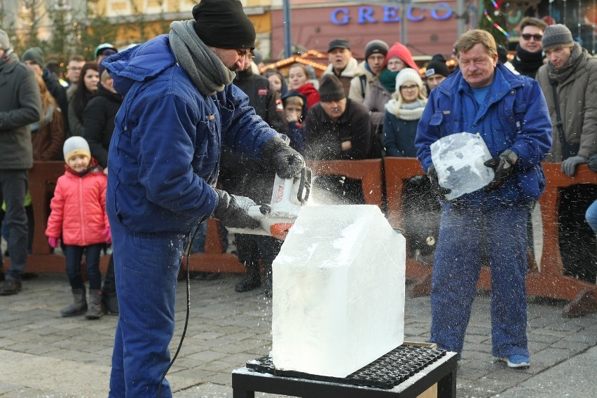 Wrocław: Na Rynku powstają lodowe rzeźby (ZOBACZ ZDJĘCIA, FILM)