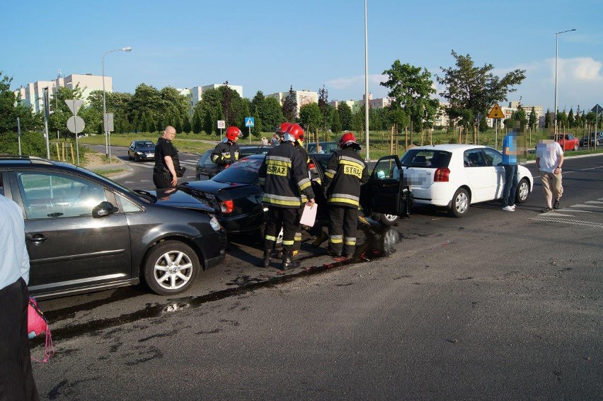 Wypadek na ul. 11-Listopada w Słupsku. Kierowca w szpitalu