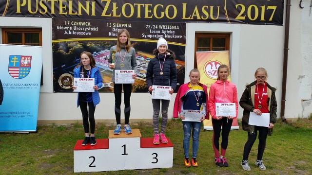 Najlepsze zawodniczki na 800 metrów  - wygrała Aleksandra Grzyb, druga była Milena Sobczyk, a trzecia Anna Skowronek. Biegi przełajowe w Rytwianach cieszyły się dużym zainteresowaniem