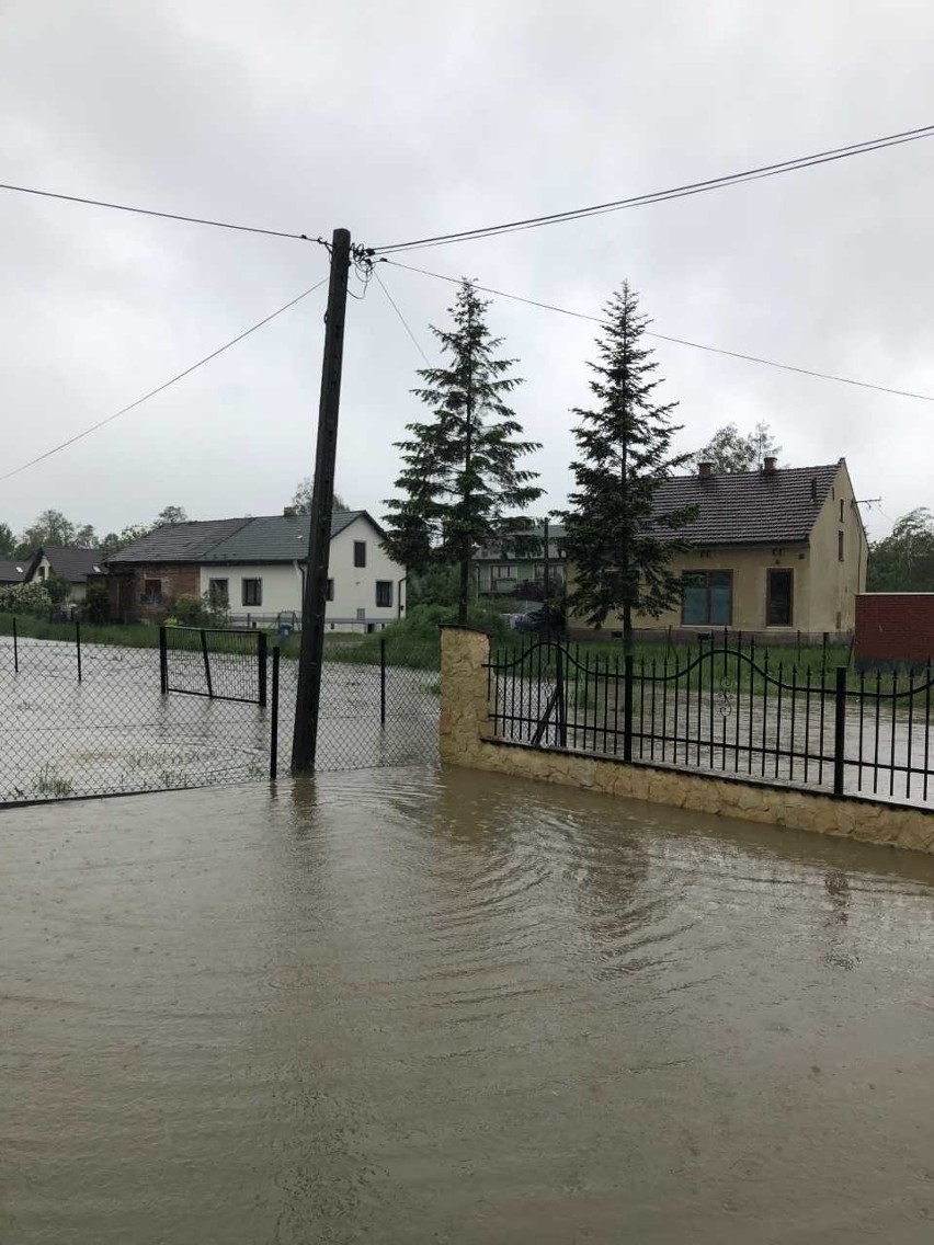 Powiat krakowski. Zalane podwórka, piwnice i drogi. Strażacy walczą z wodą