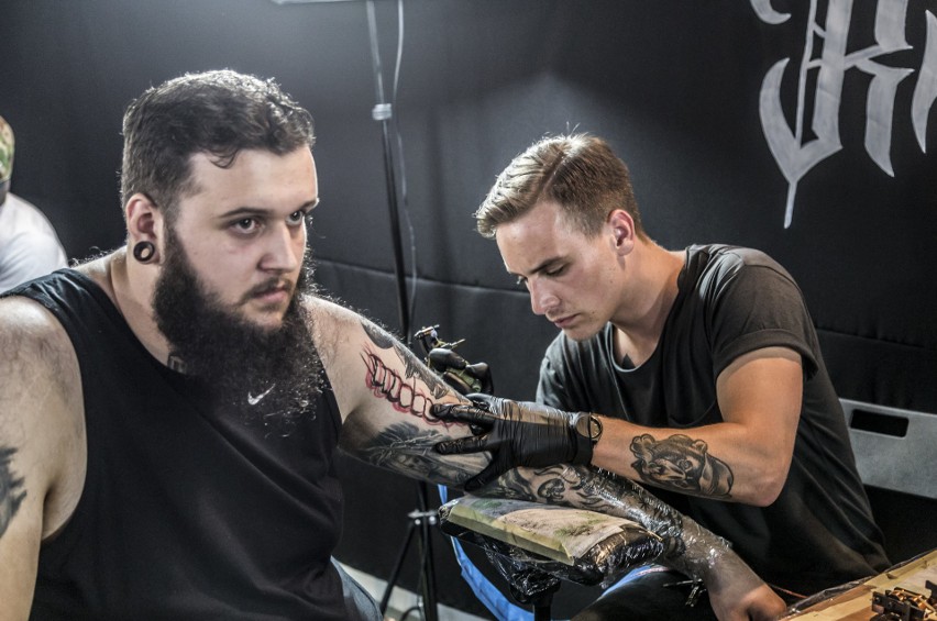 - Studia tatuażu korzystają z lasera w celu zabielenia...