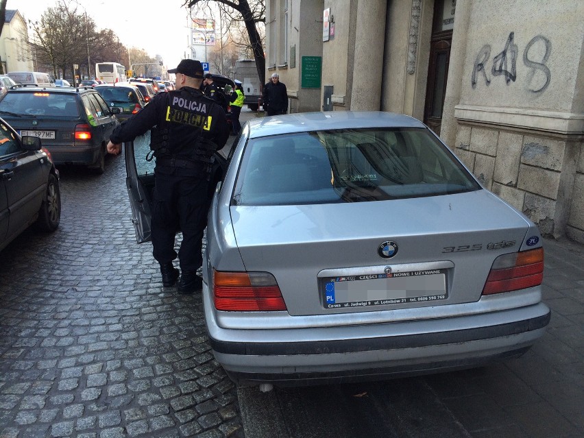 Pijany kierowca na Tuwima. Mężczyznę z 3 promilami zatrzymał emerytowany policjant [ZDJĘCIA]