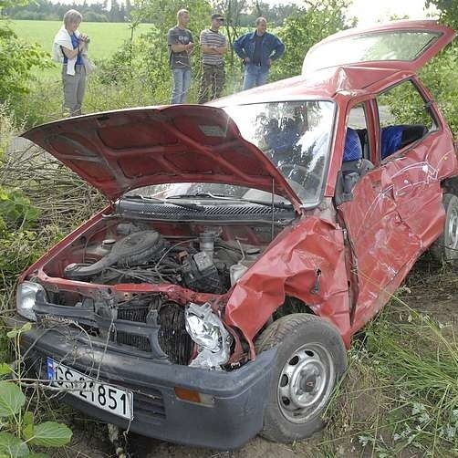 Zadluzony rolnik z Labiszewa w gminie Debnica Kaszubska wyladowal swoją zlośc na niczemu nie winnych geodetach, którzy przyjechali opomiarowac pole. (Fot. Krzysztof Tomasik)