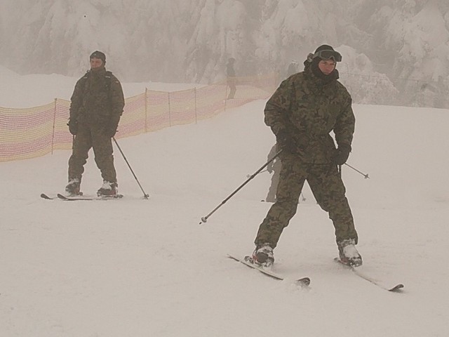 Mimo trudnych warunków, zwiadowcy z międzyrzecko-wędrzyńskiej brygady szlifują na stokach techniki jazdy na nartach.